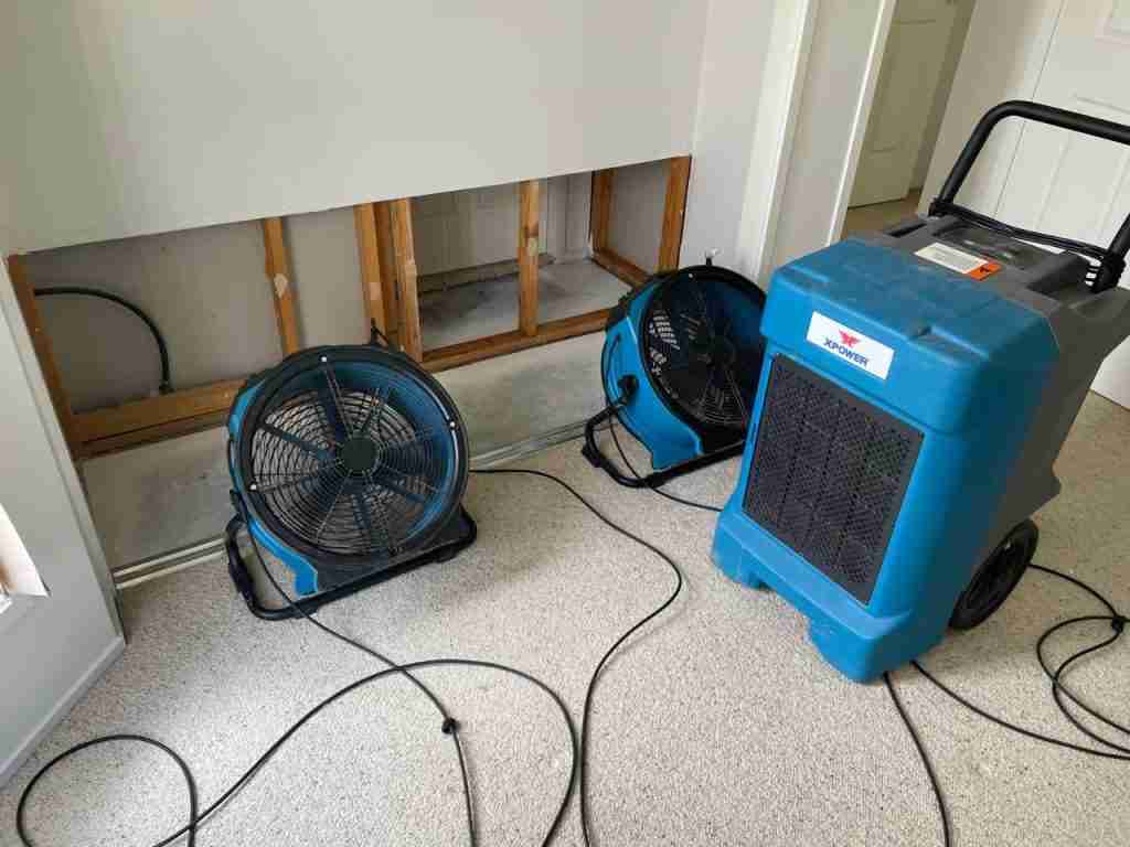 Drying and dehumidifying a wall after water damage repair work