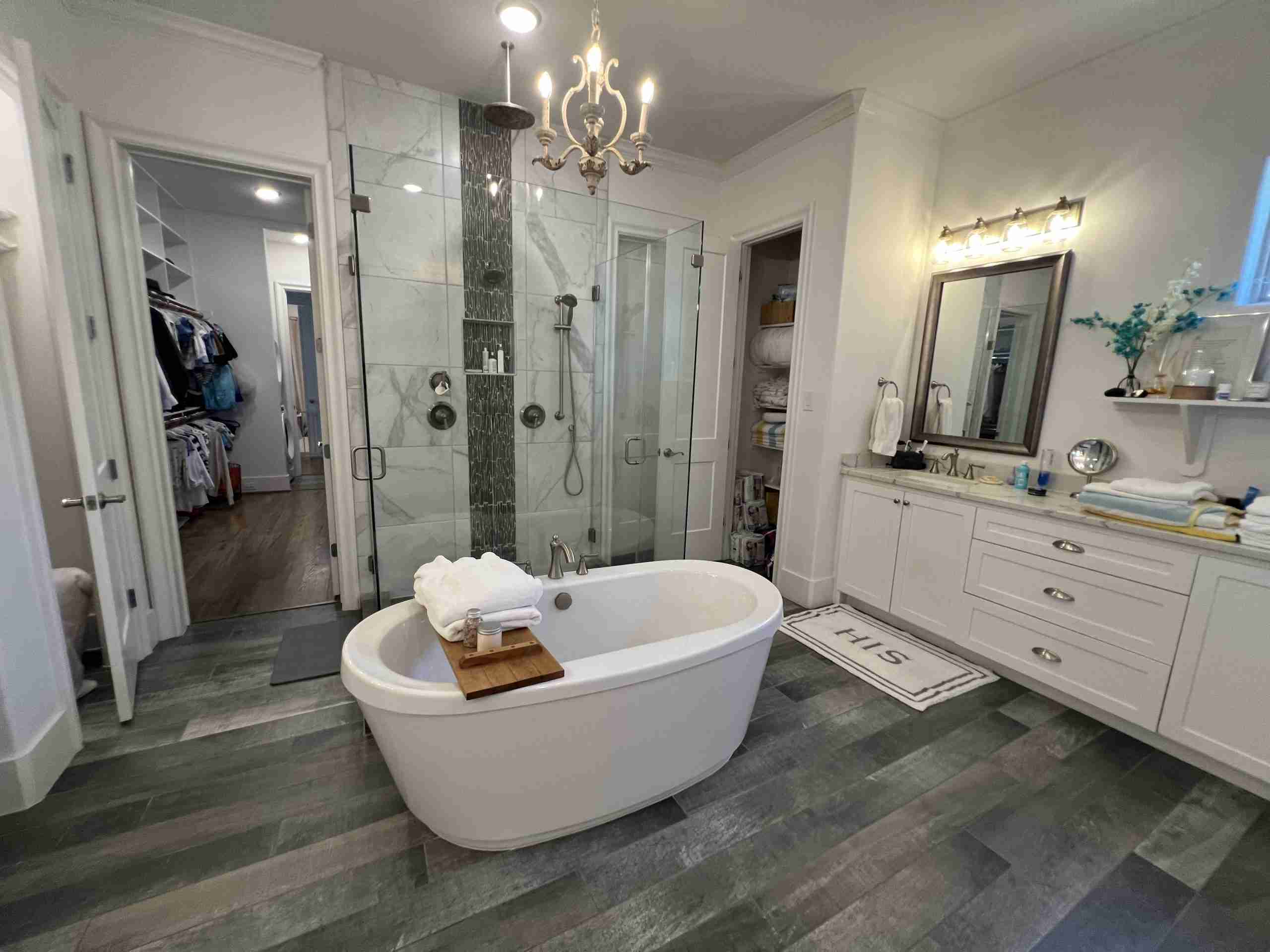 Primary bathroom in a Bellaire TX home in pre-loss condition before water damage restoration